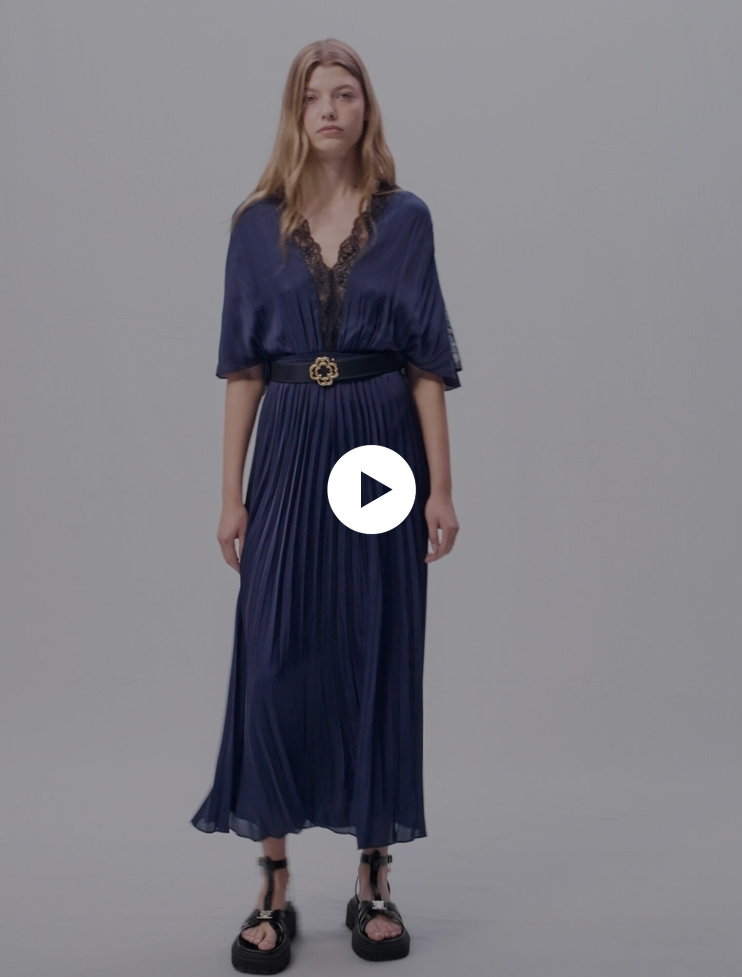 Langes Plissee-Kleid mit Spitze