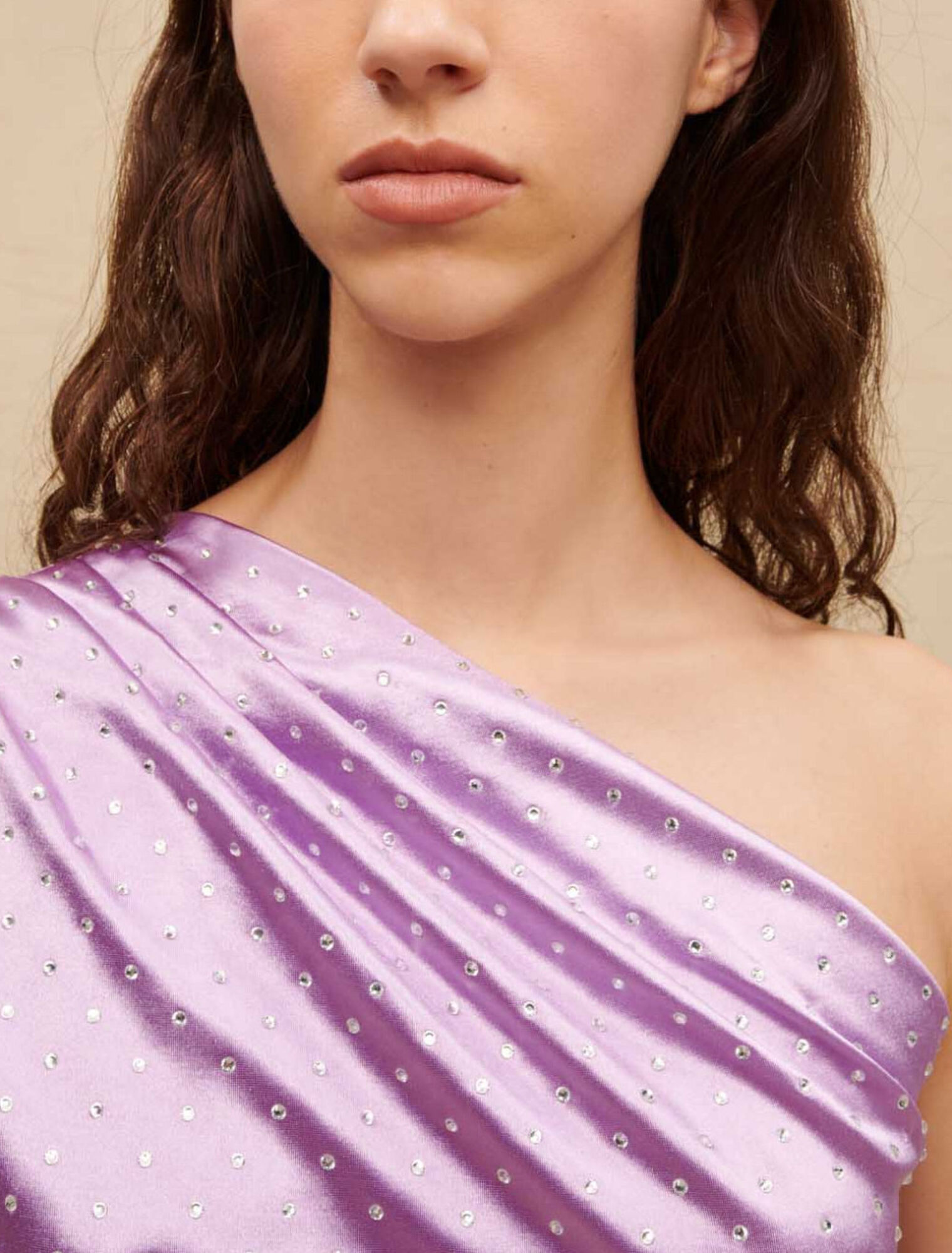 Asymmetrisches Kleid aus Satin