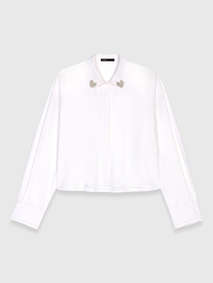 Kurzes Hemd mit Schmuckdetails