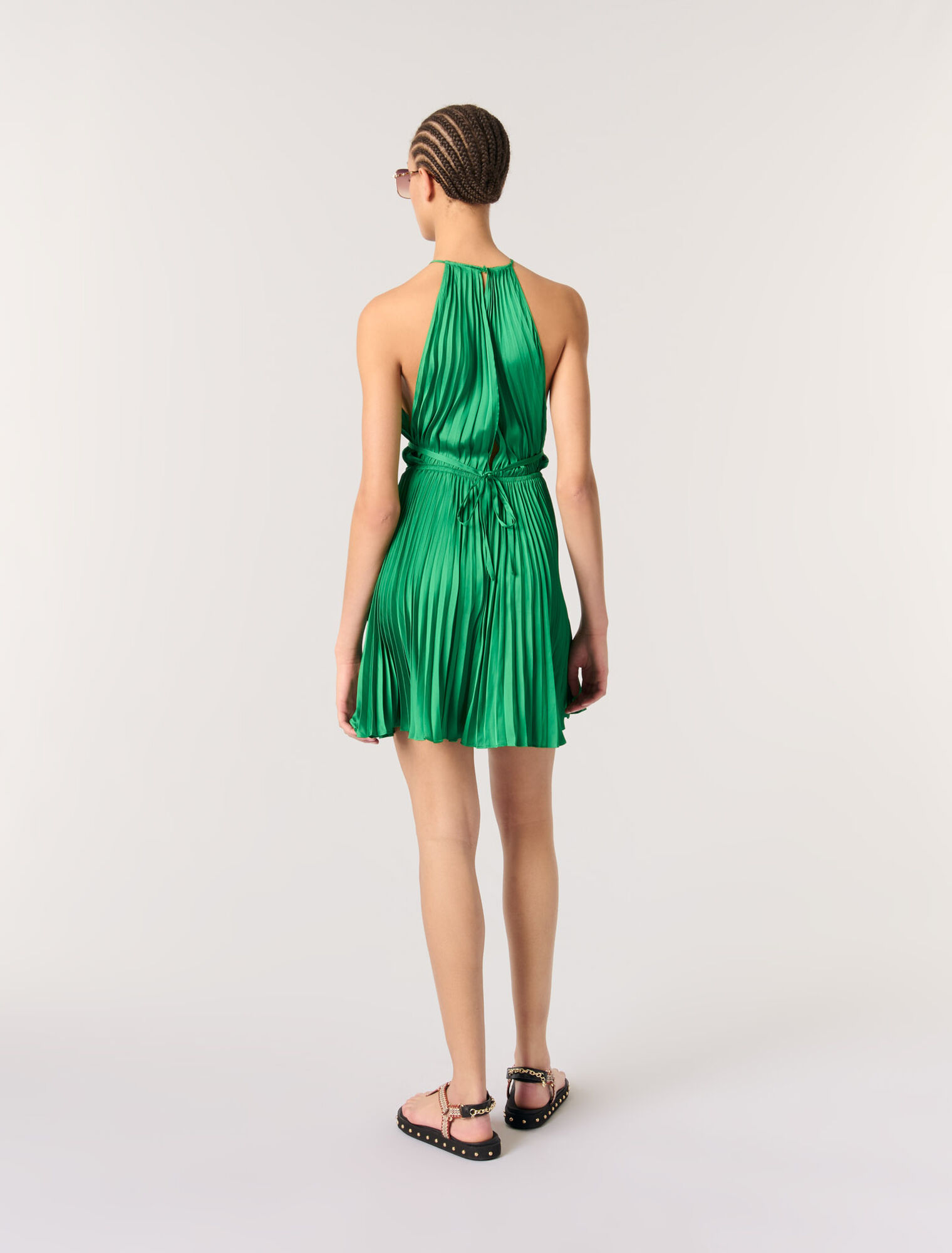 Kurzes, rückenfreies Plisseekleid