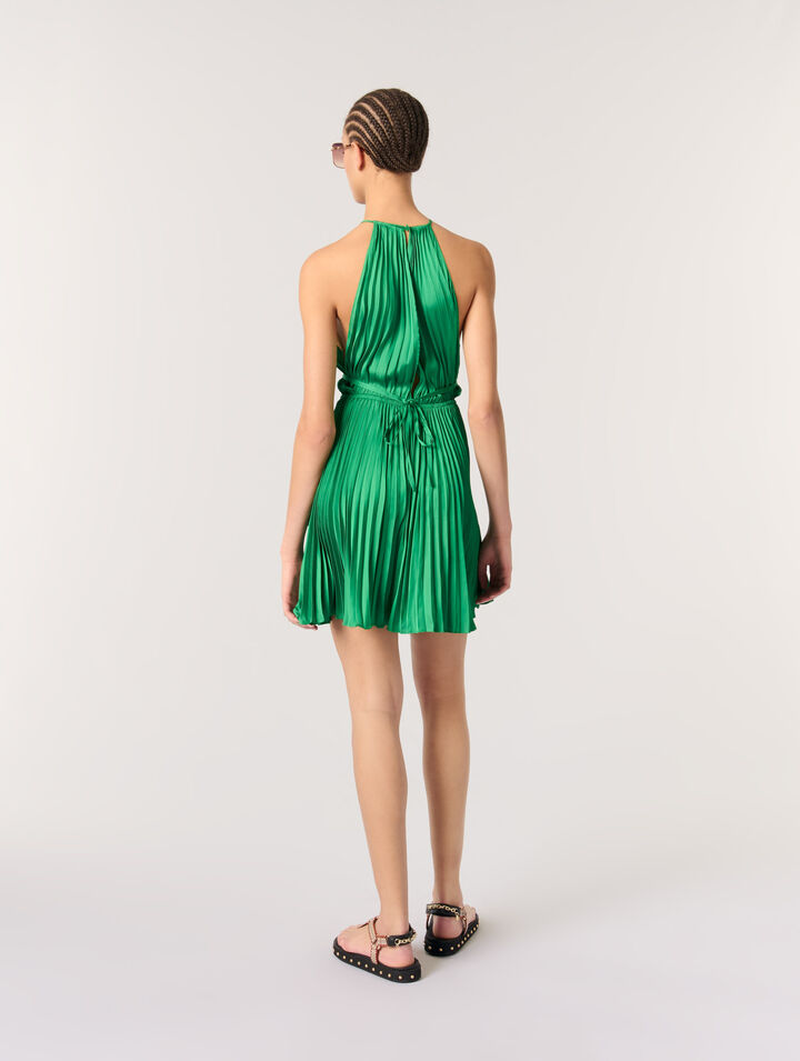 Kurzes, rückenfreies Plisseekleid