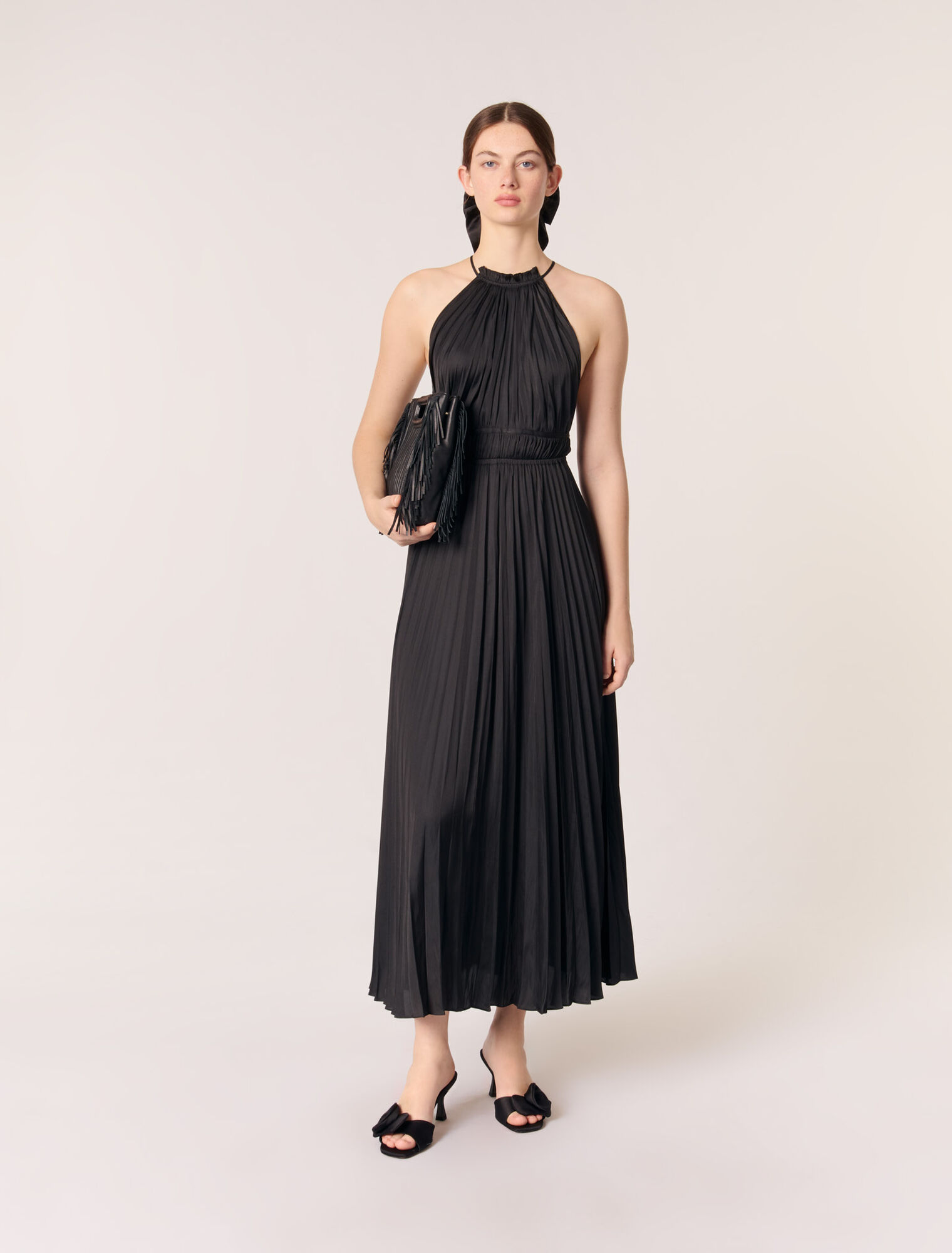 Langes, plissiertes Kleid aus Satin