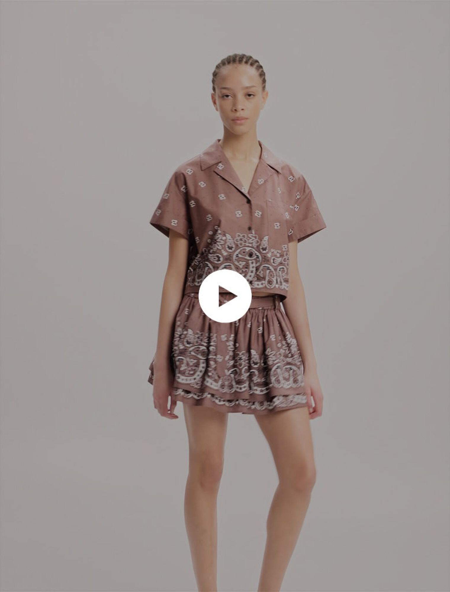 Kurze gemusterte Bluse mit Strass