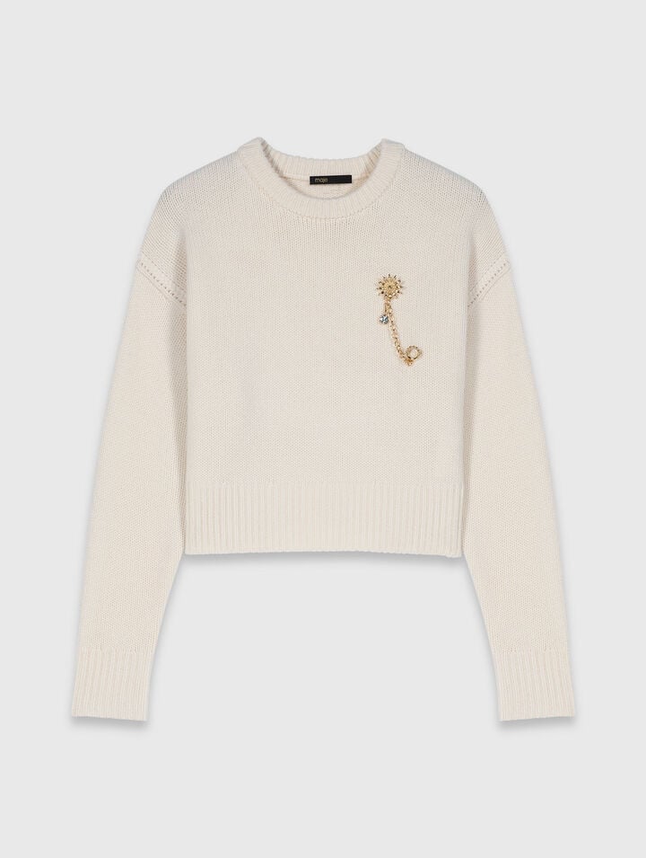 Pullover mit Blumenbrosche