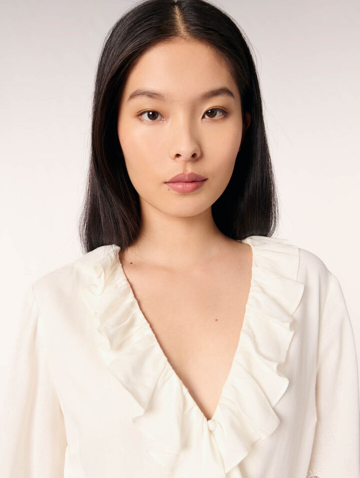 Kleid mit Volants und Stickereien