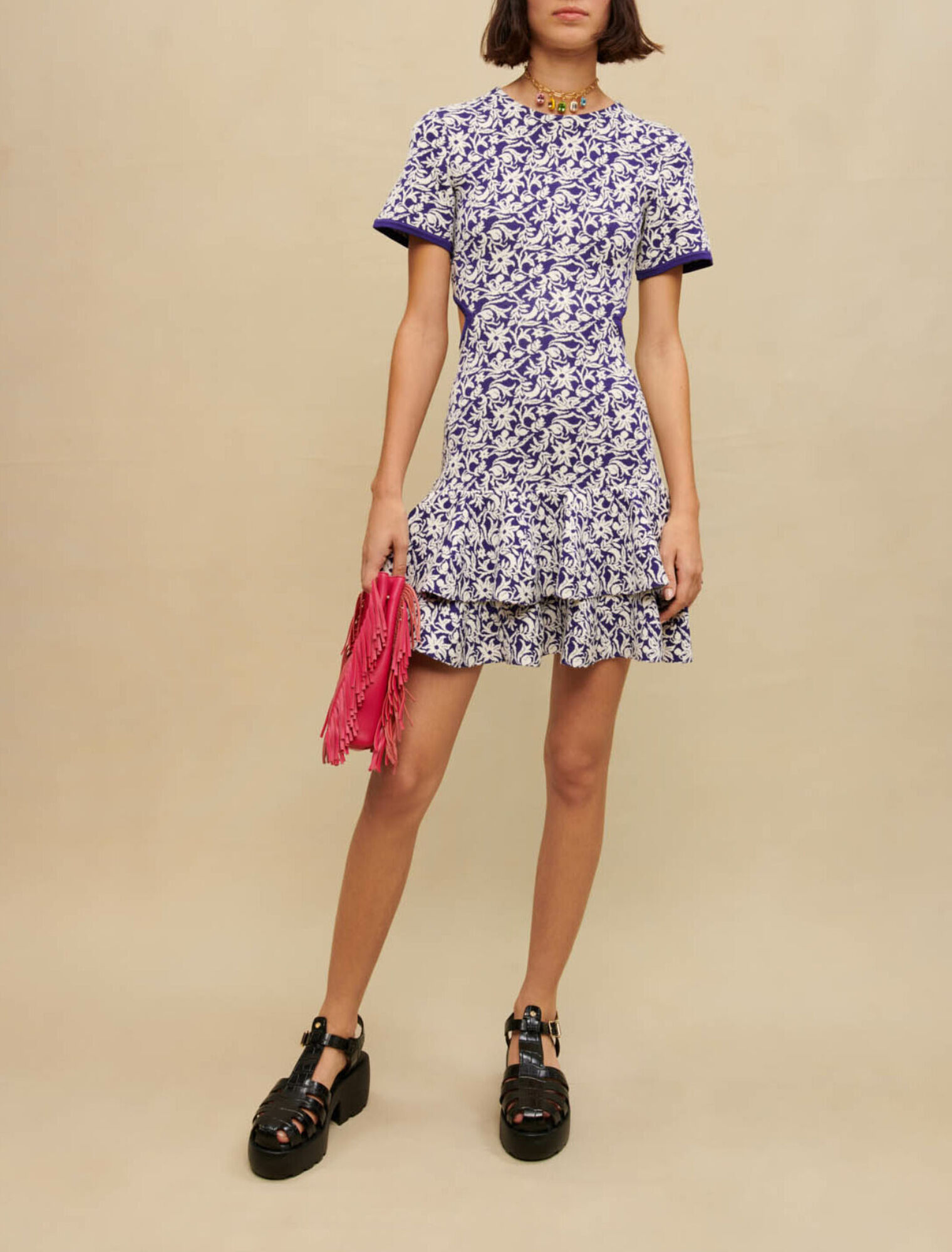 Kurzes Kleid mit Blumenmuster