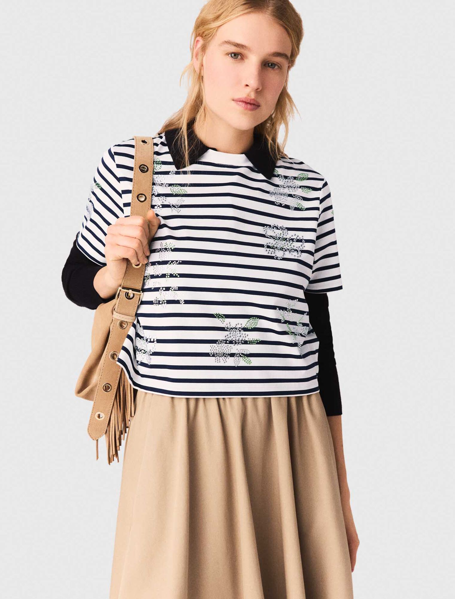 Gestreiftes Shirt mit Strassblumen