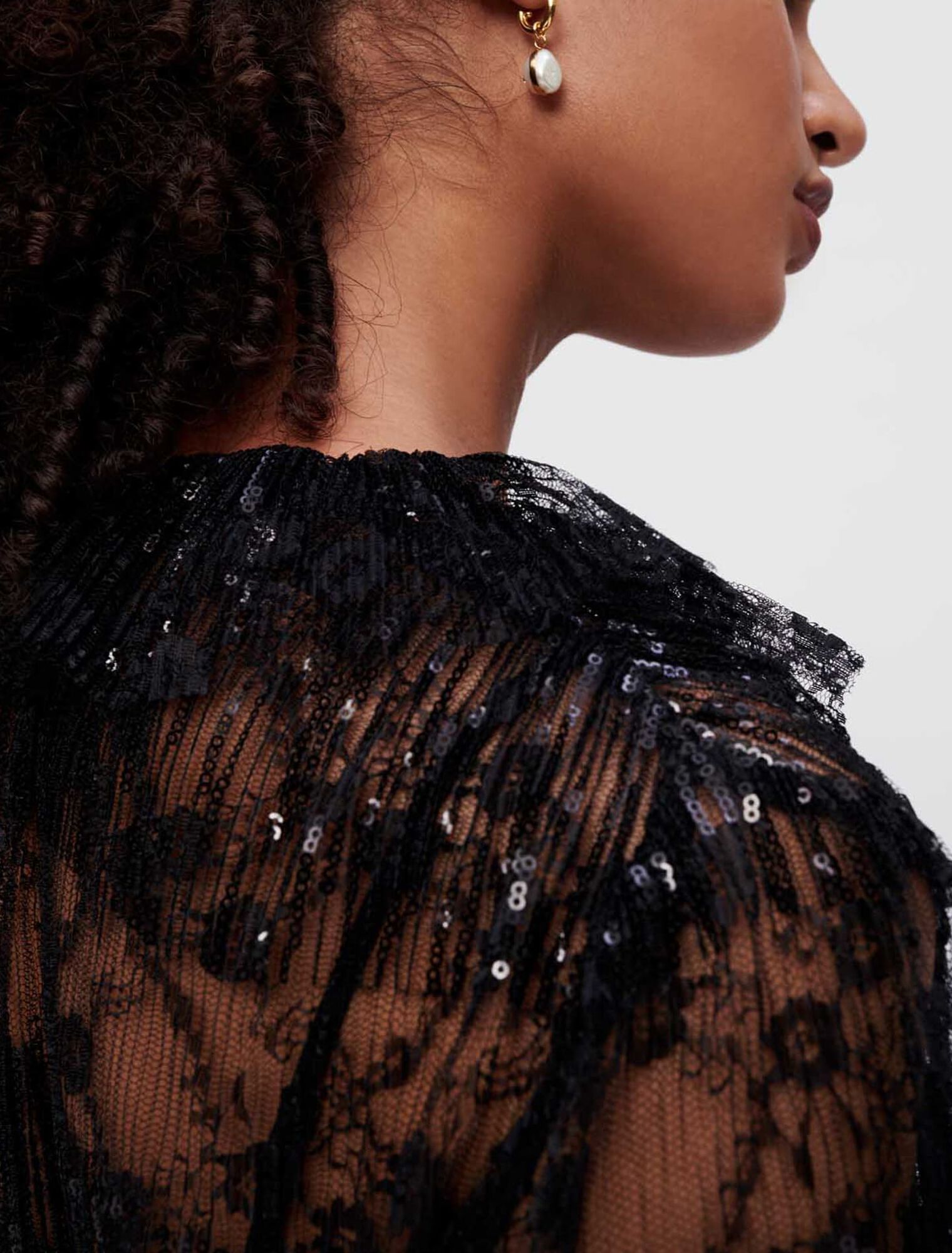 Kleid aus schwarzer plissierter Spitze