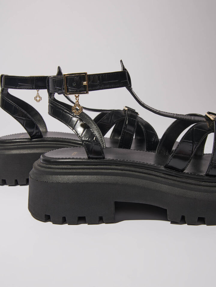 Flache gerillte Sandalen