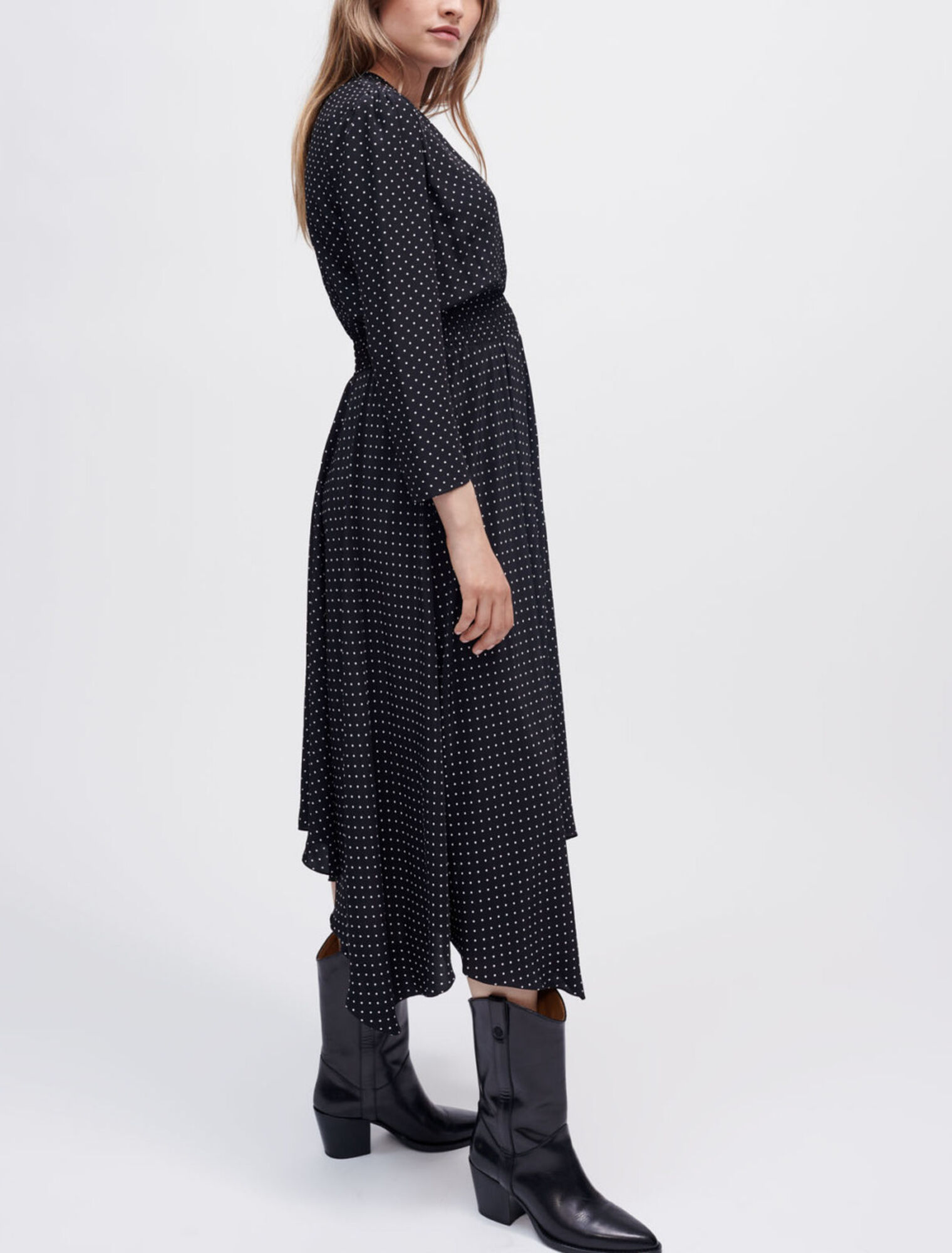 Langes tailliertes Kleid