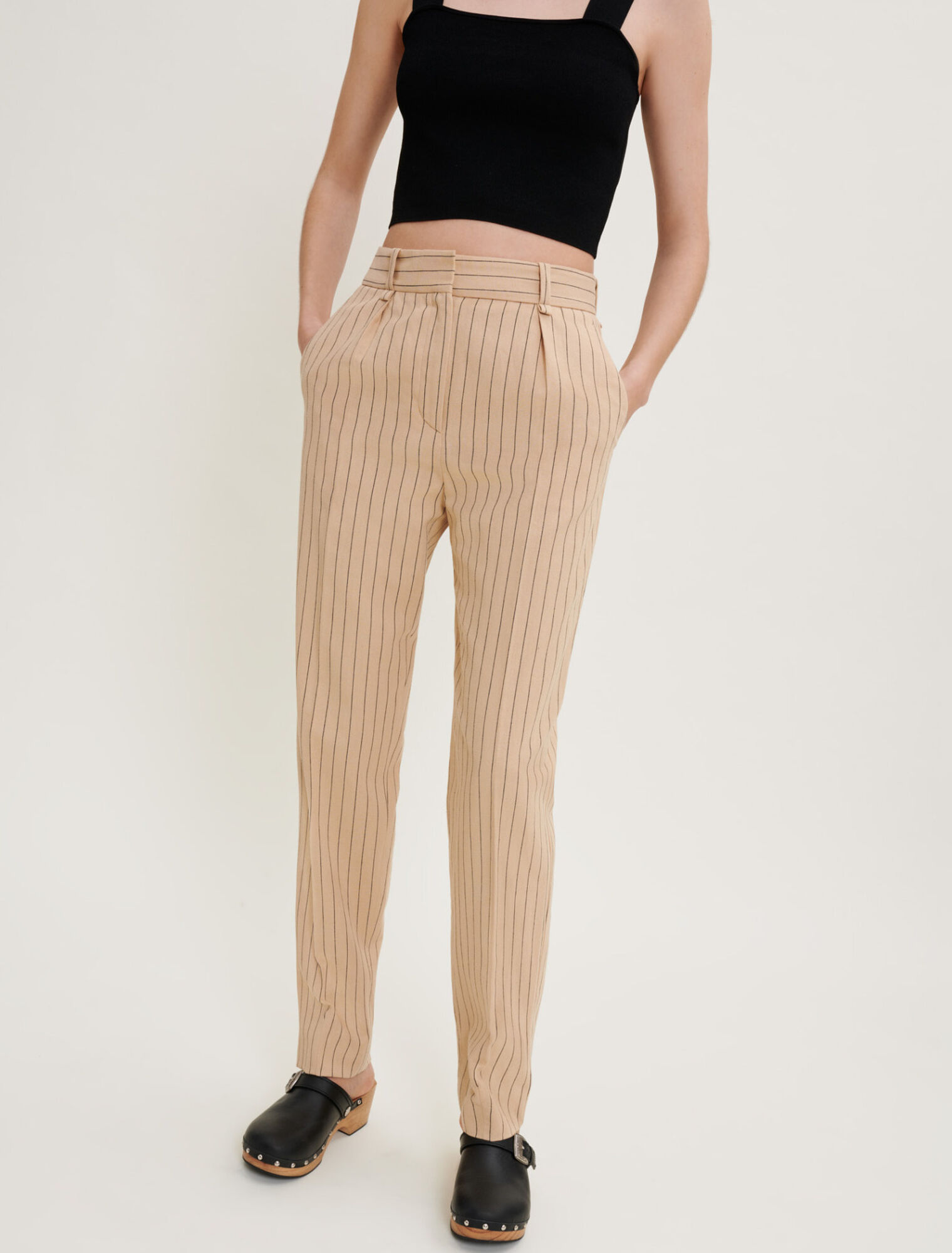 Eng anliegende Hose mit Streifen