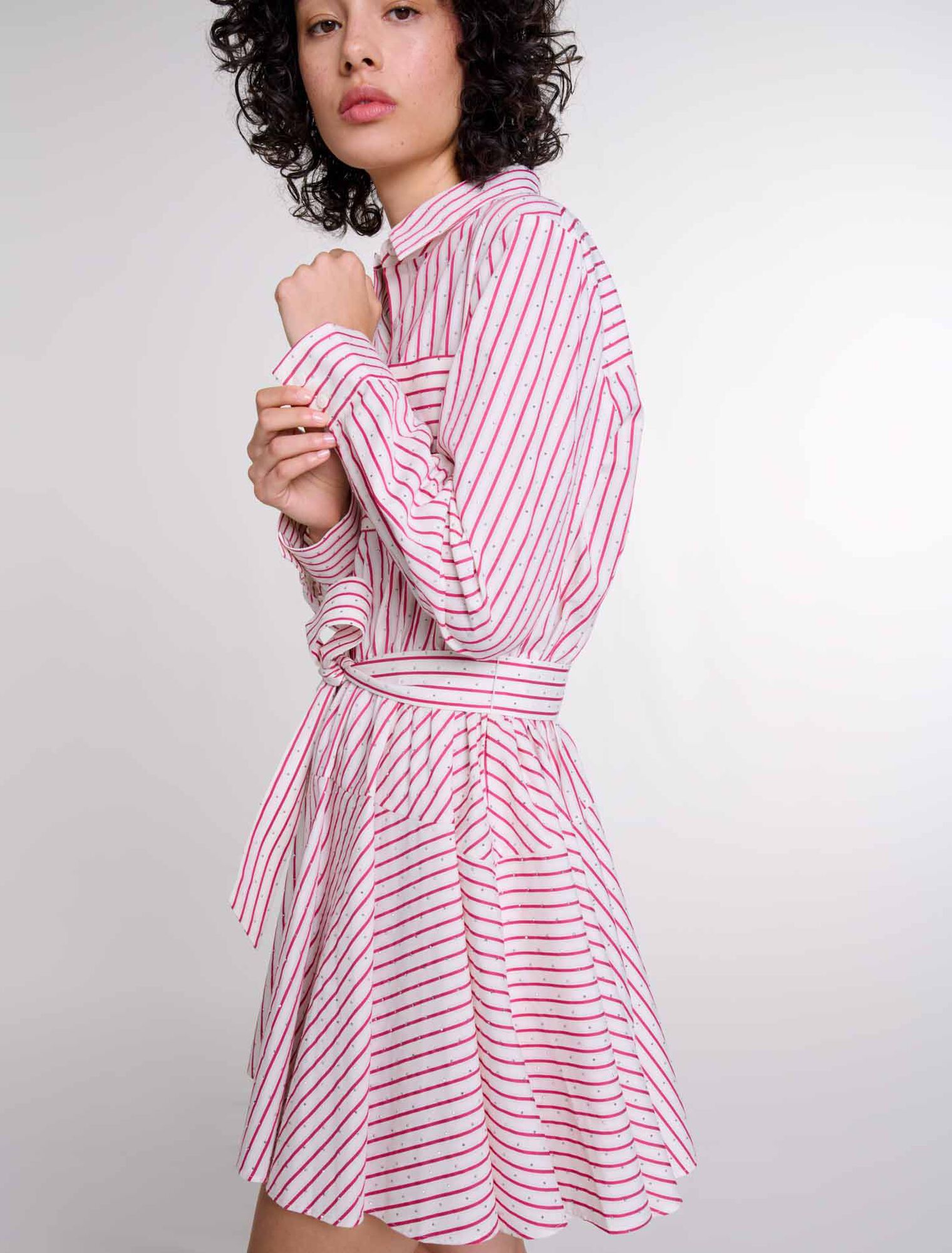 Kurzes gestreiftes Kleid mit Strass