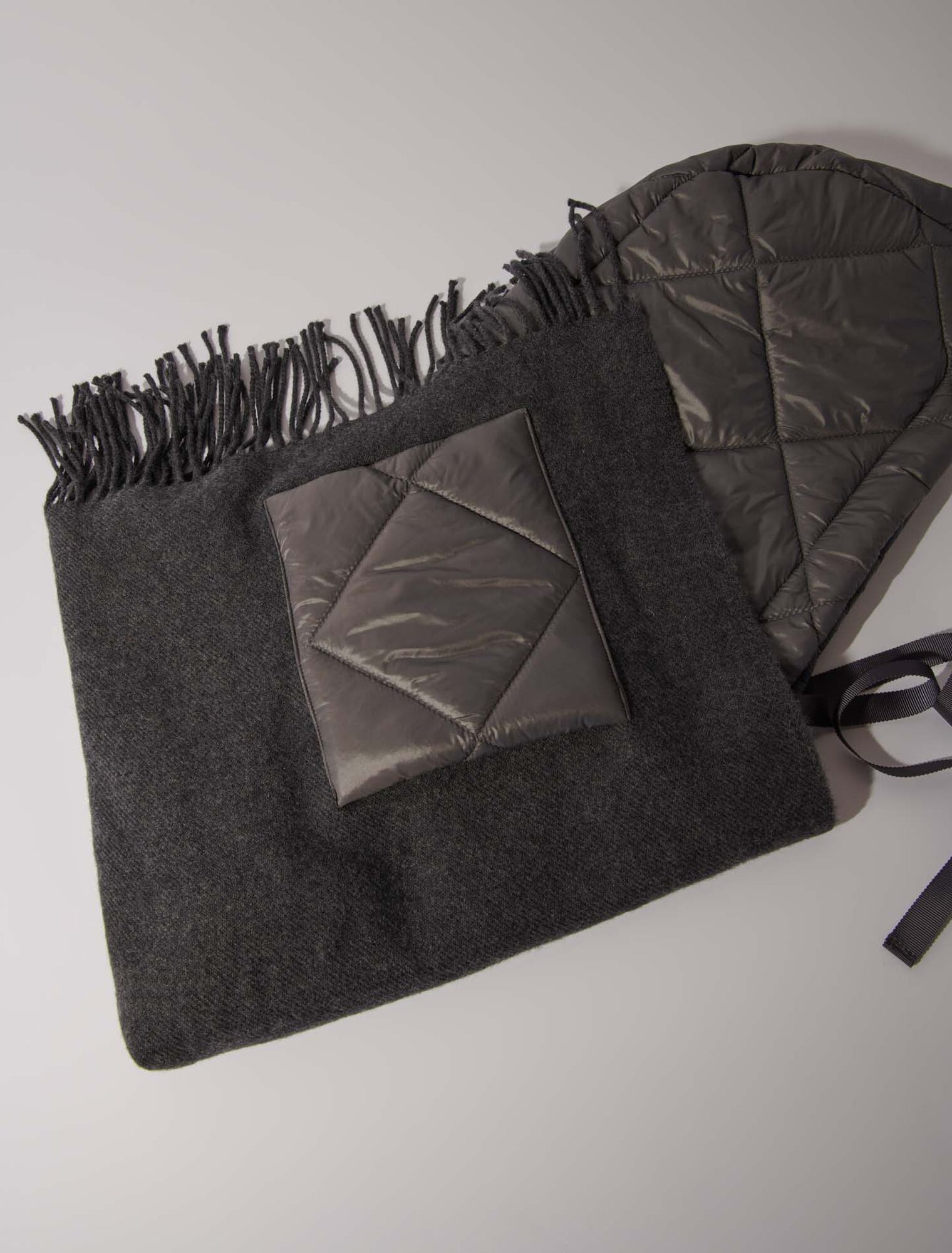 Wollponcho mit Kapuze