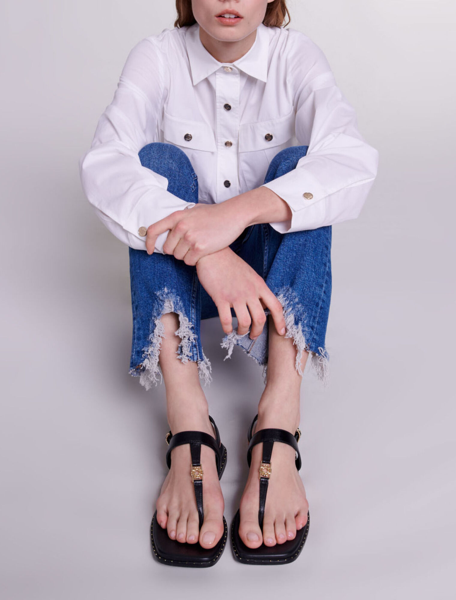 Röhrenjeans mit Rissen