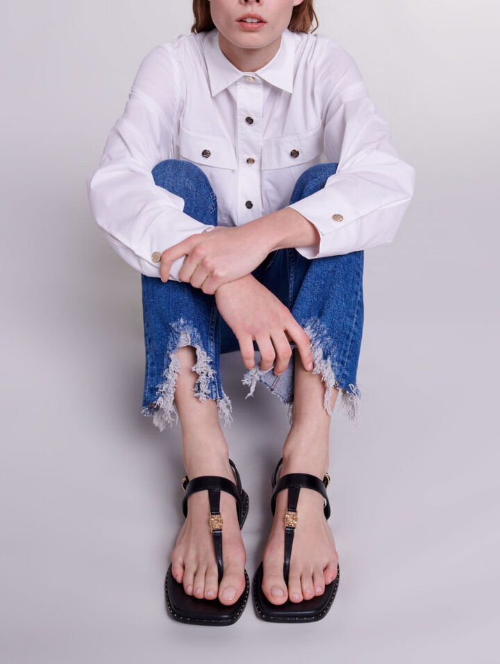 Röhrenjeans mit Rissen