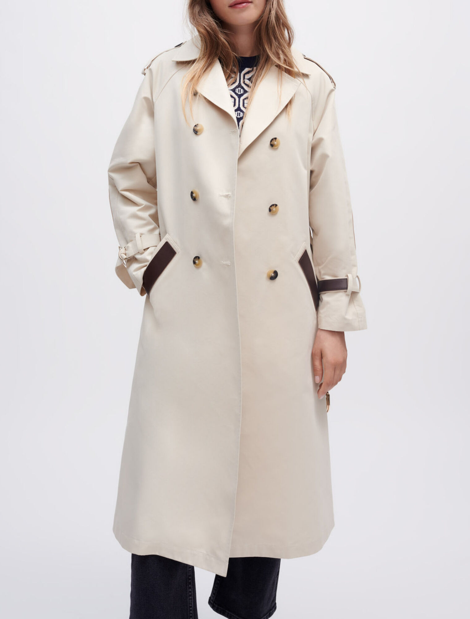 Im Rücken gesmokter Trenchcoat