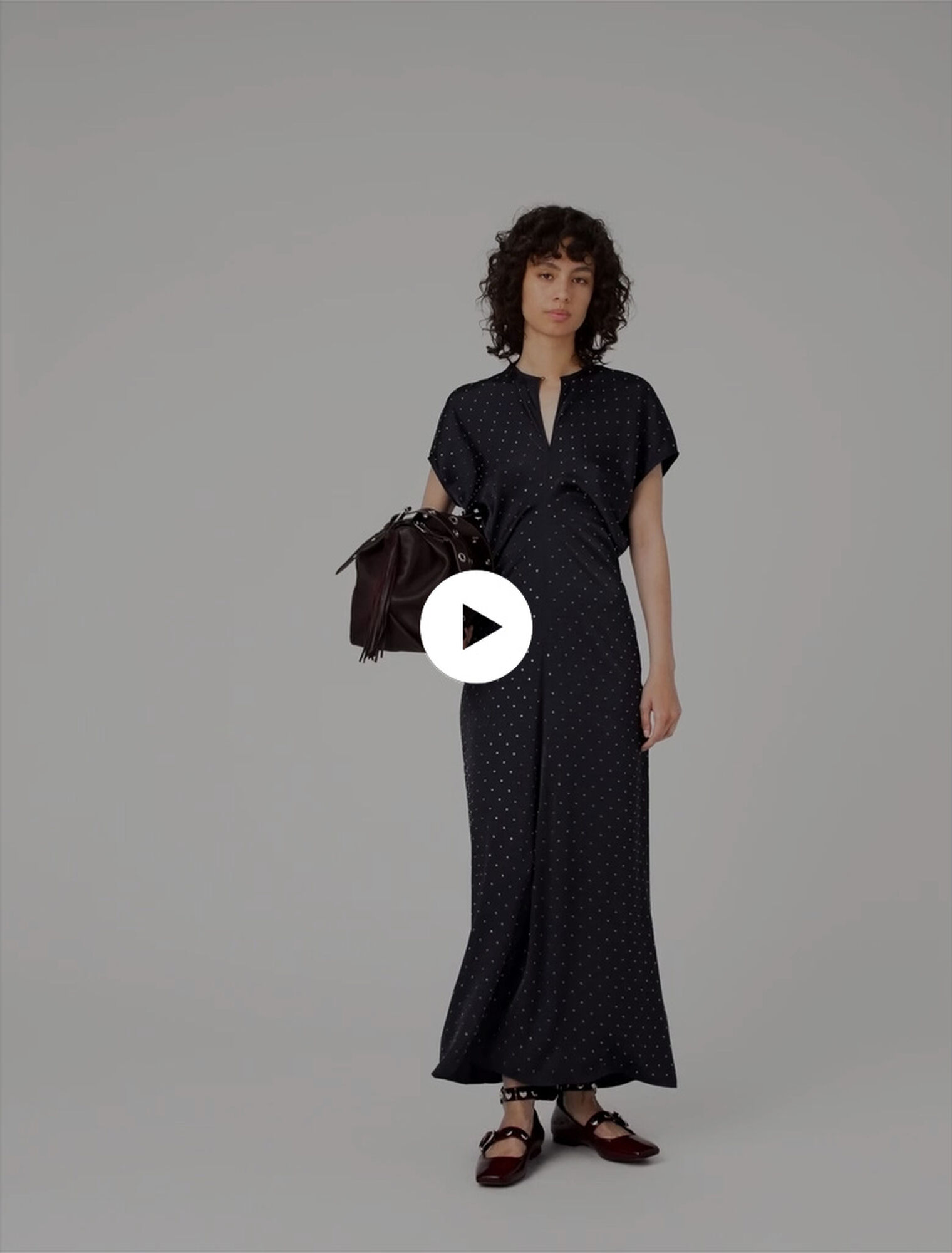 Maxikleid aus Satin mit Nieten