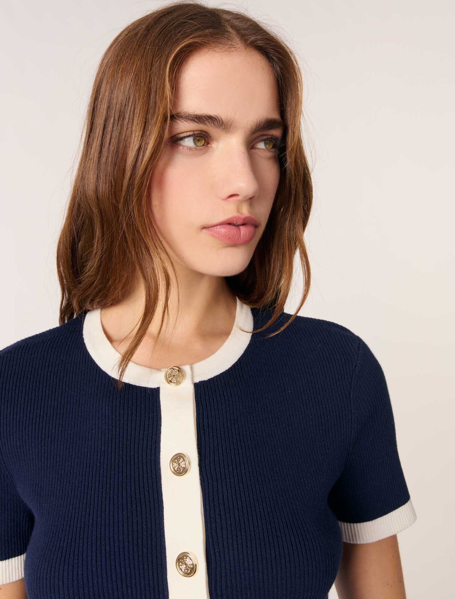 Kurzer Cardigan mit Kontrastdetails