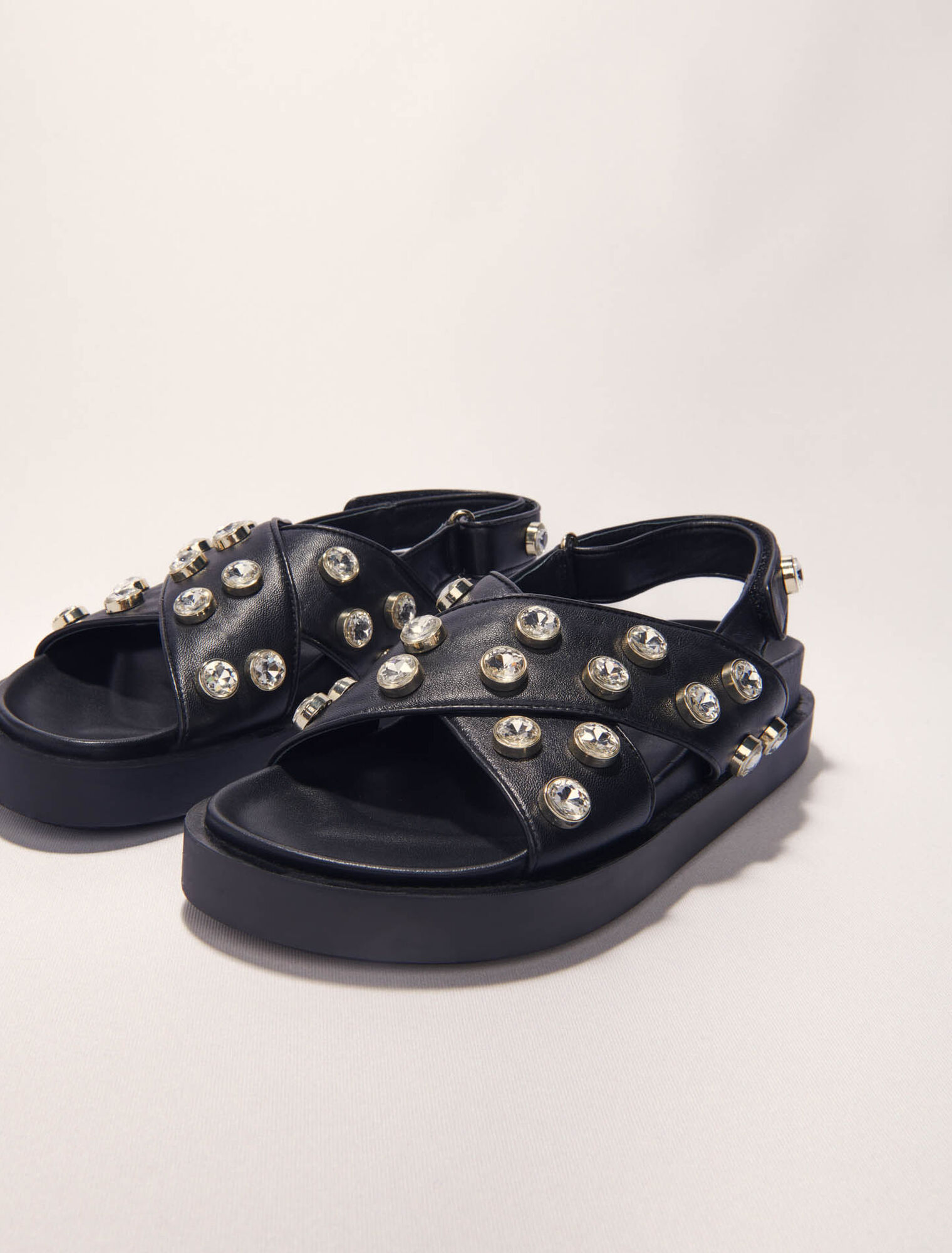 Flache Ledersandalen mit Strass