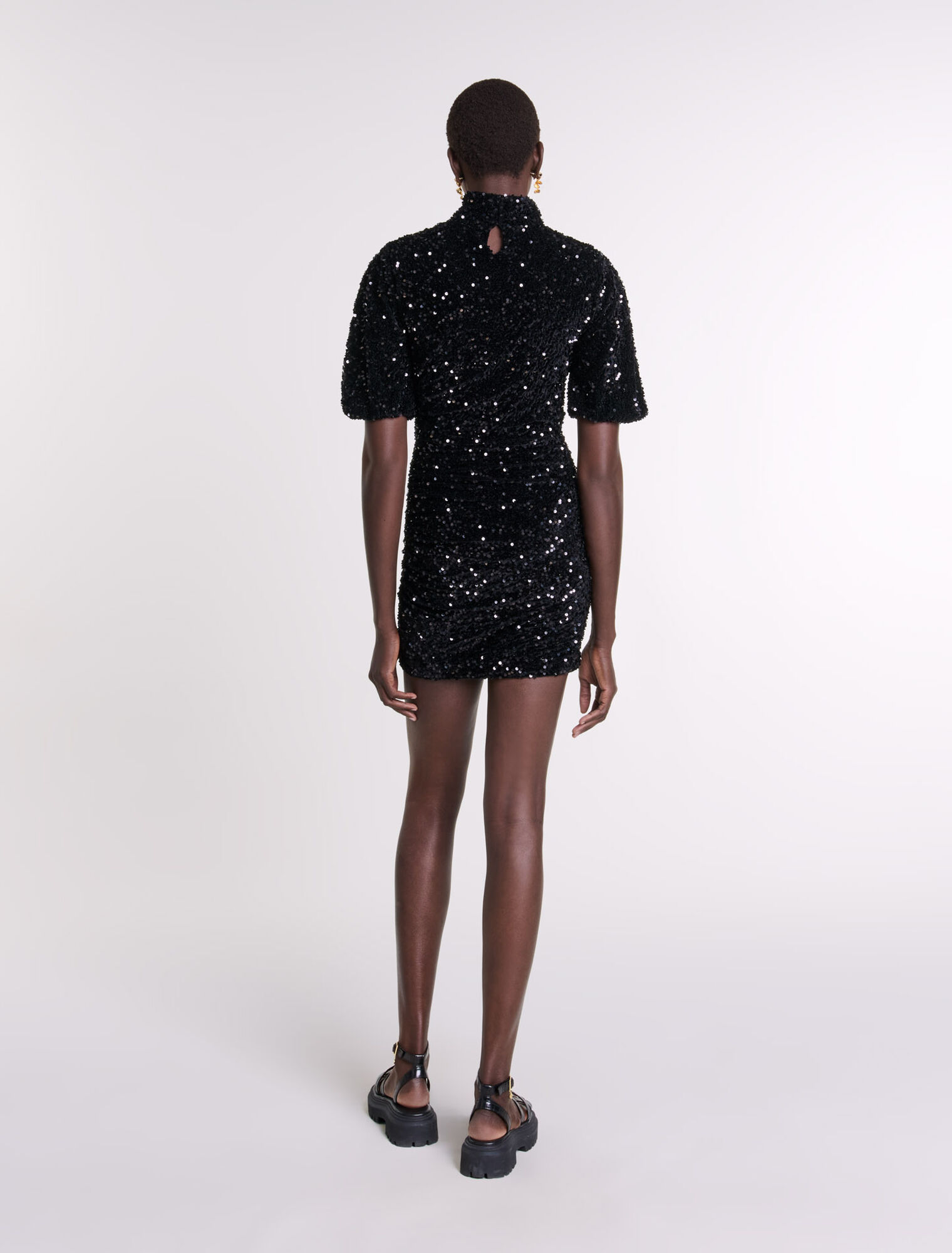 Kurzes Samtkleid mit Pailletten